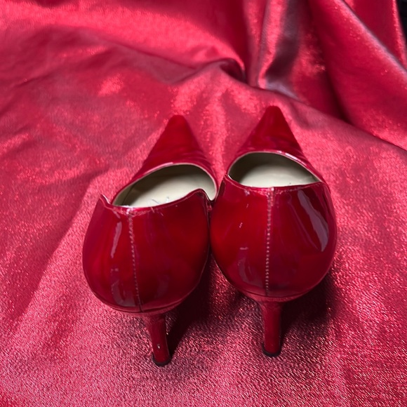 Stuart Weizmann patent leather RED heals - Picture 3 of 4